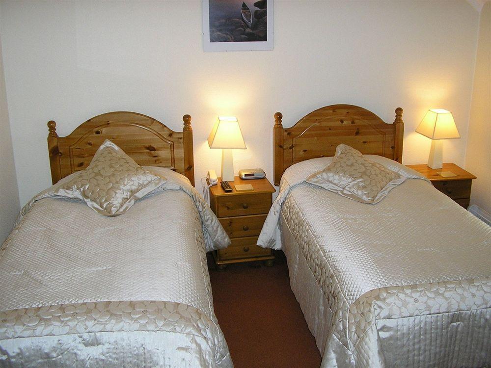 The Robertson Arms Hotel Carnwath Esterno foto