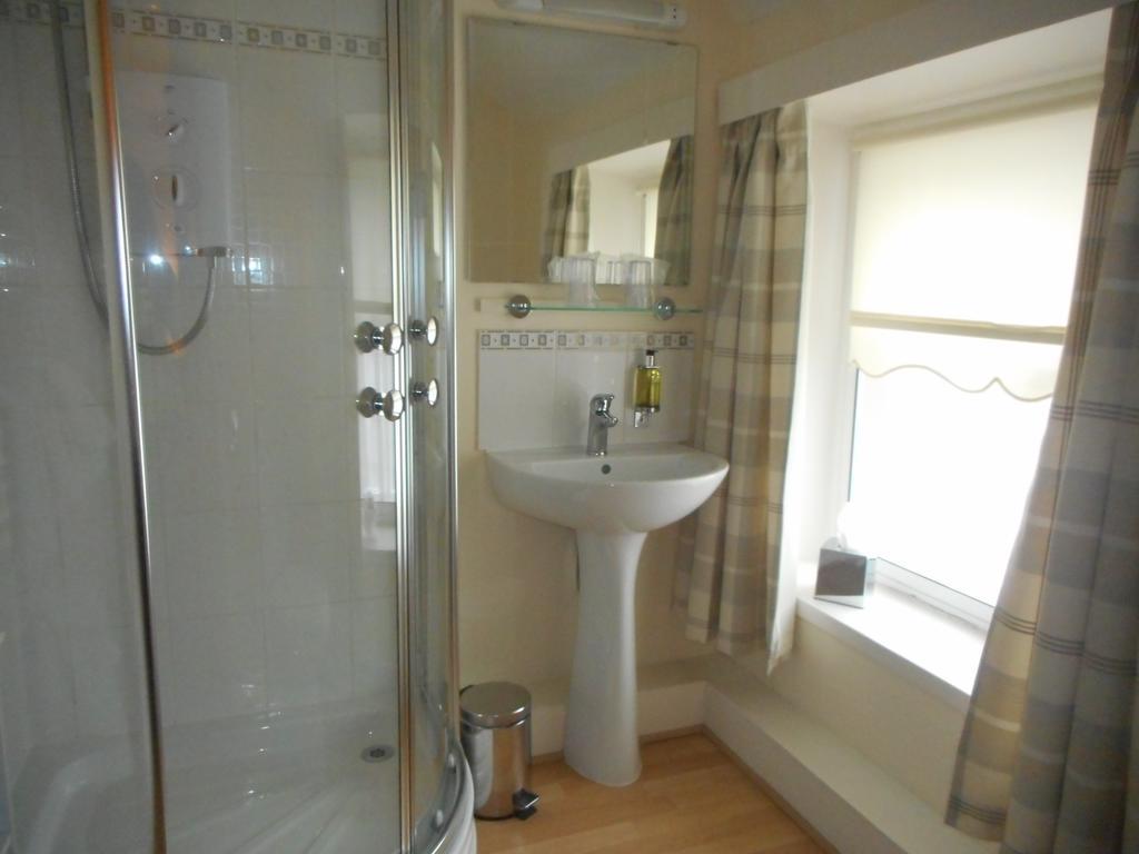 The Robertson Arms Hotel Carnwath Esterno foto