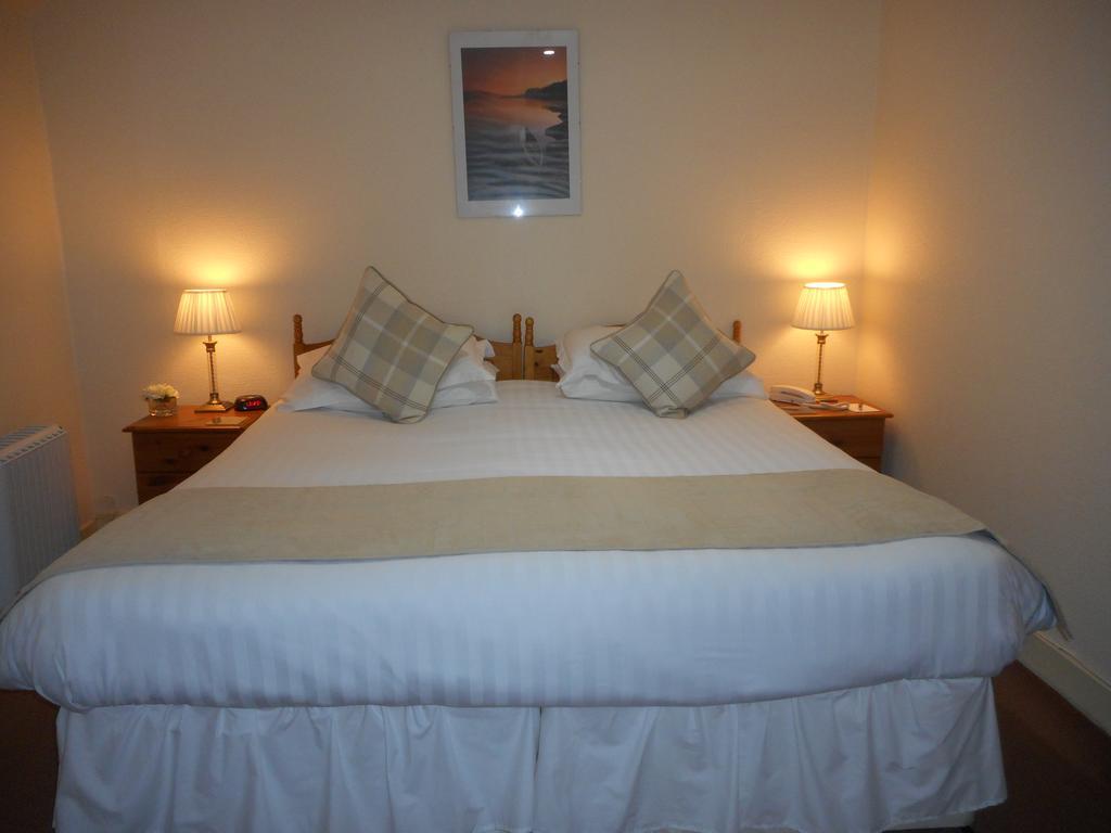 The Robertson Arms Hotel Carnwath Esterno foto