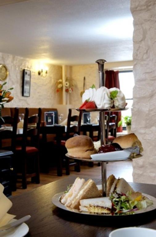 The Robertson Arms Hotel Carnwath Esterno foto