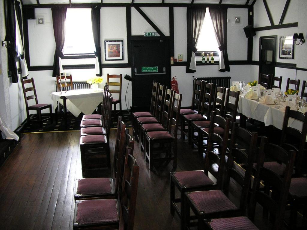 The Robertson Arms Hotel Carnwath Esterno foto