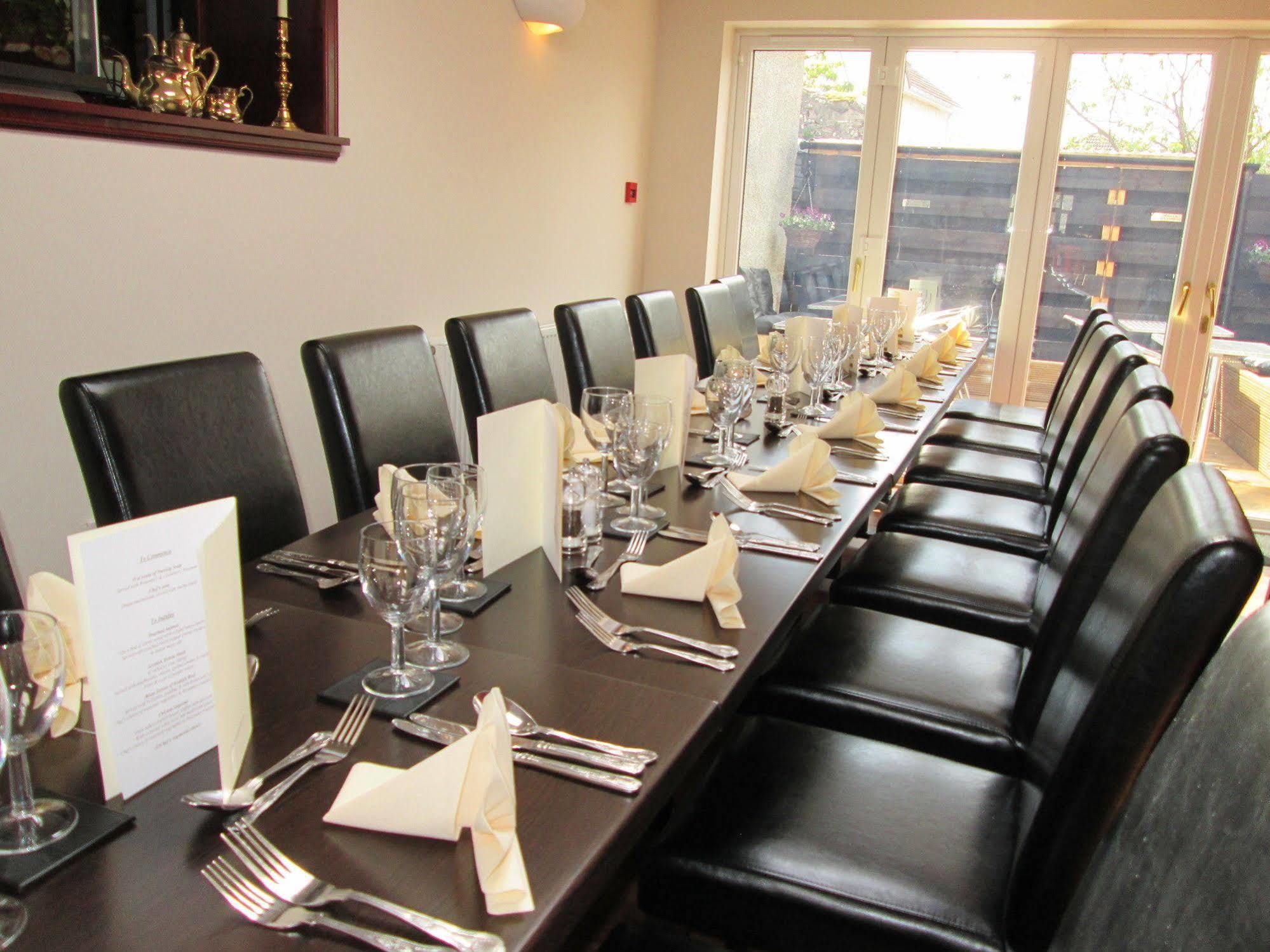 The Robertson Arms Hotel Carnwath Esterno foto