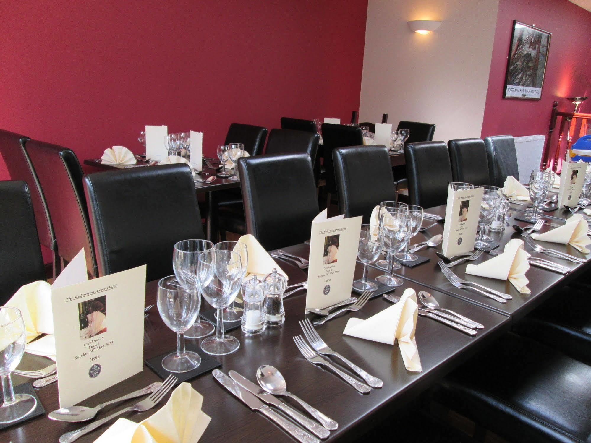 The Robertson Arms Hotel Carnwath Esterno foto