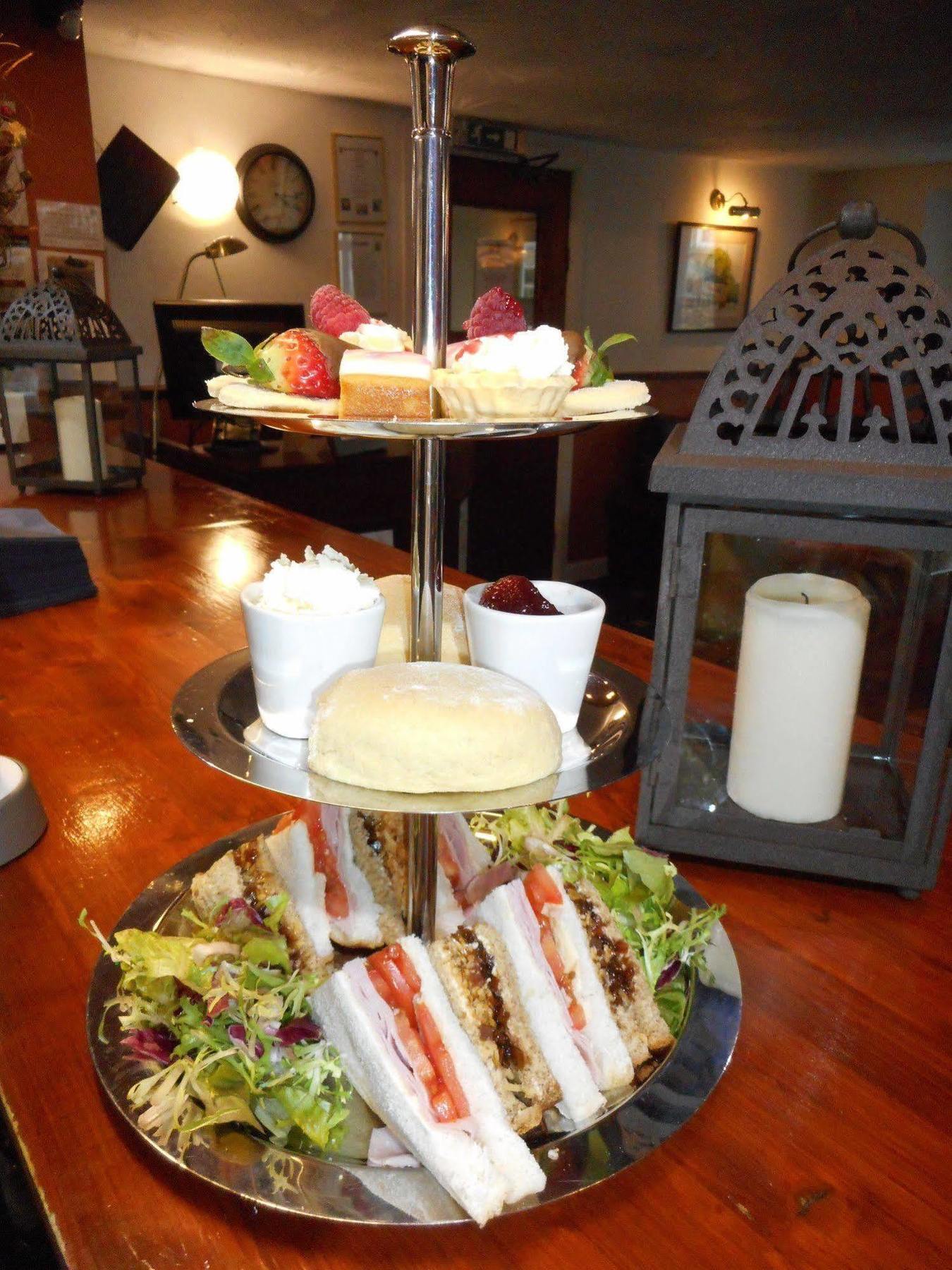 The Robertson Arms Hotel Carnwath Esterno foto