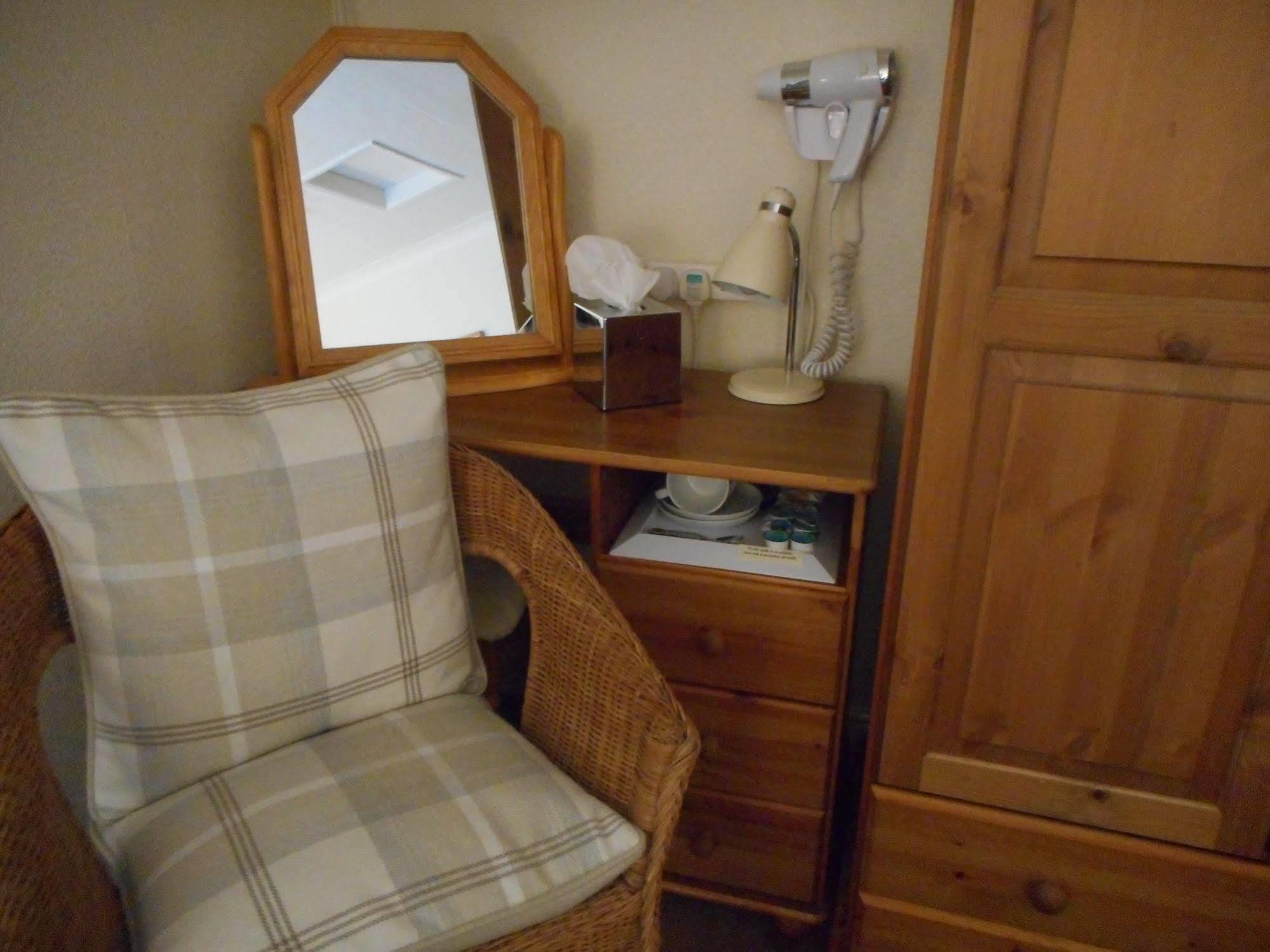 The Robertson Arms Hotel Carnwath Esterno foto