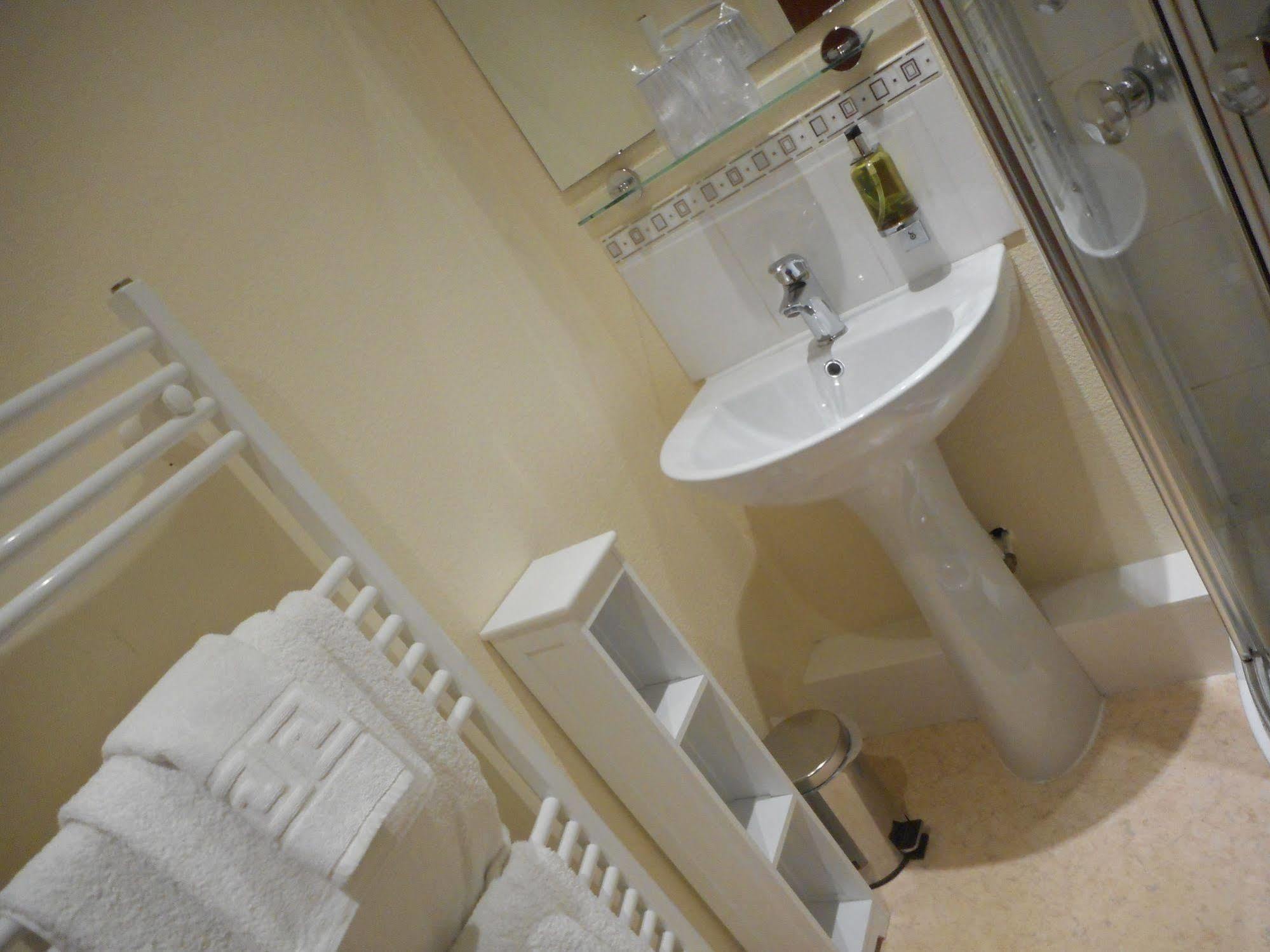 The Robertson Arms Hotel Carnwath Esterno foto