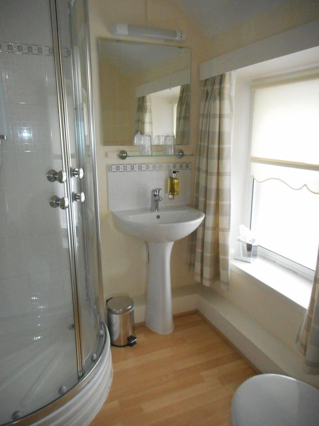 The Robertson Arms Hotel Carnwath Esterno foto