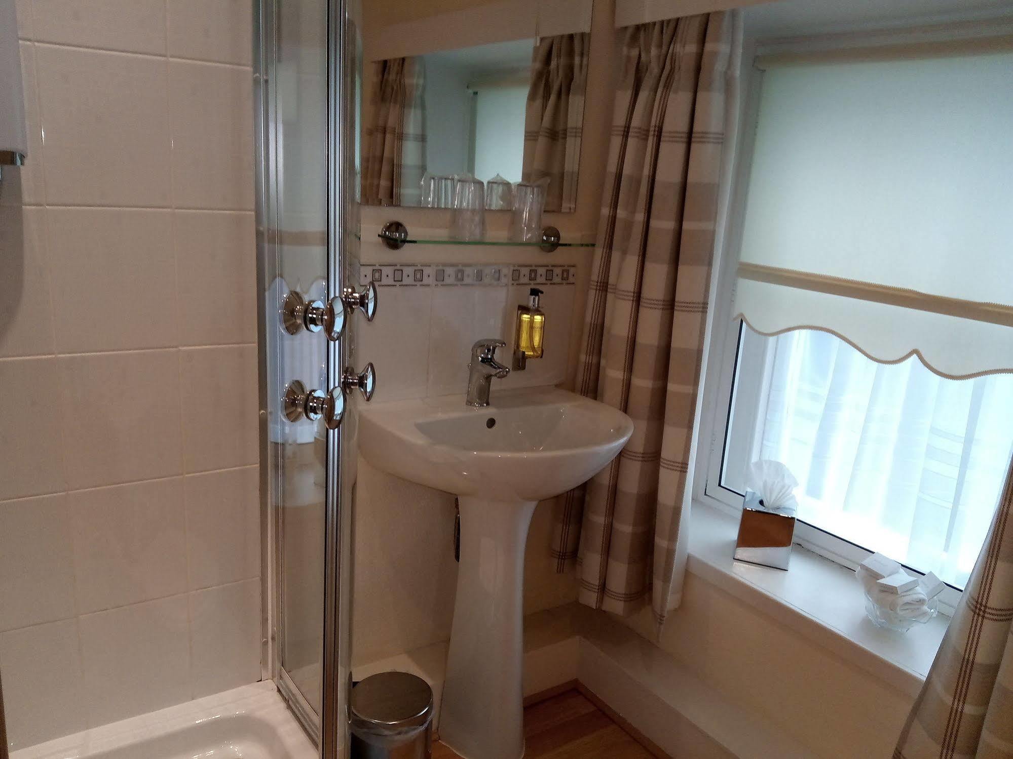 The Robertson Arms Hotel Carnwath Esterno foto