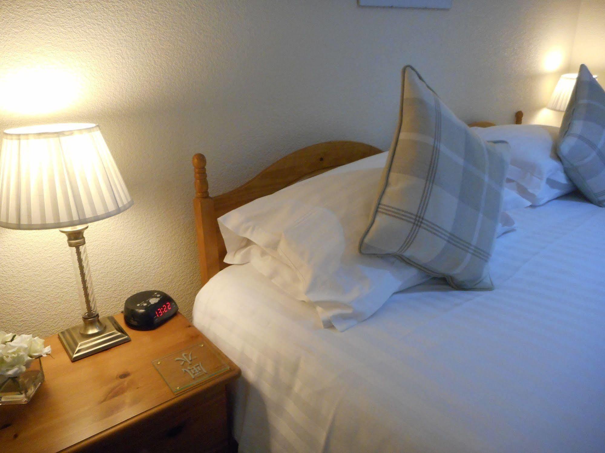 The Robertson Arms Hotel Carnwath Esterno foto