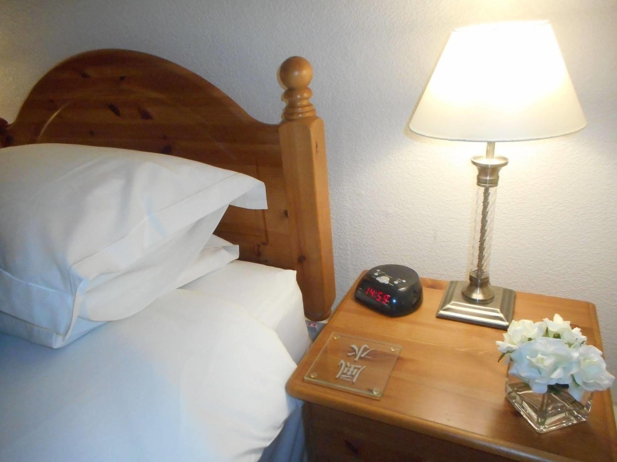 The Robertson Arms Hotel Carnwath Esterno foto