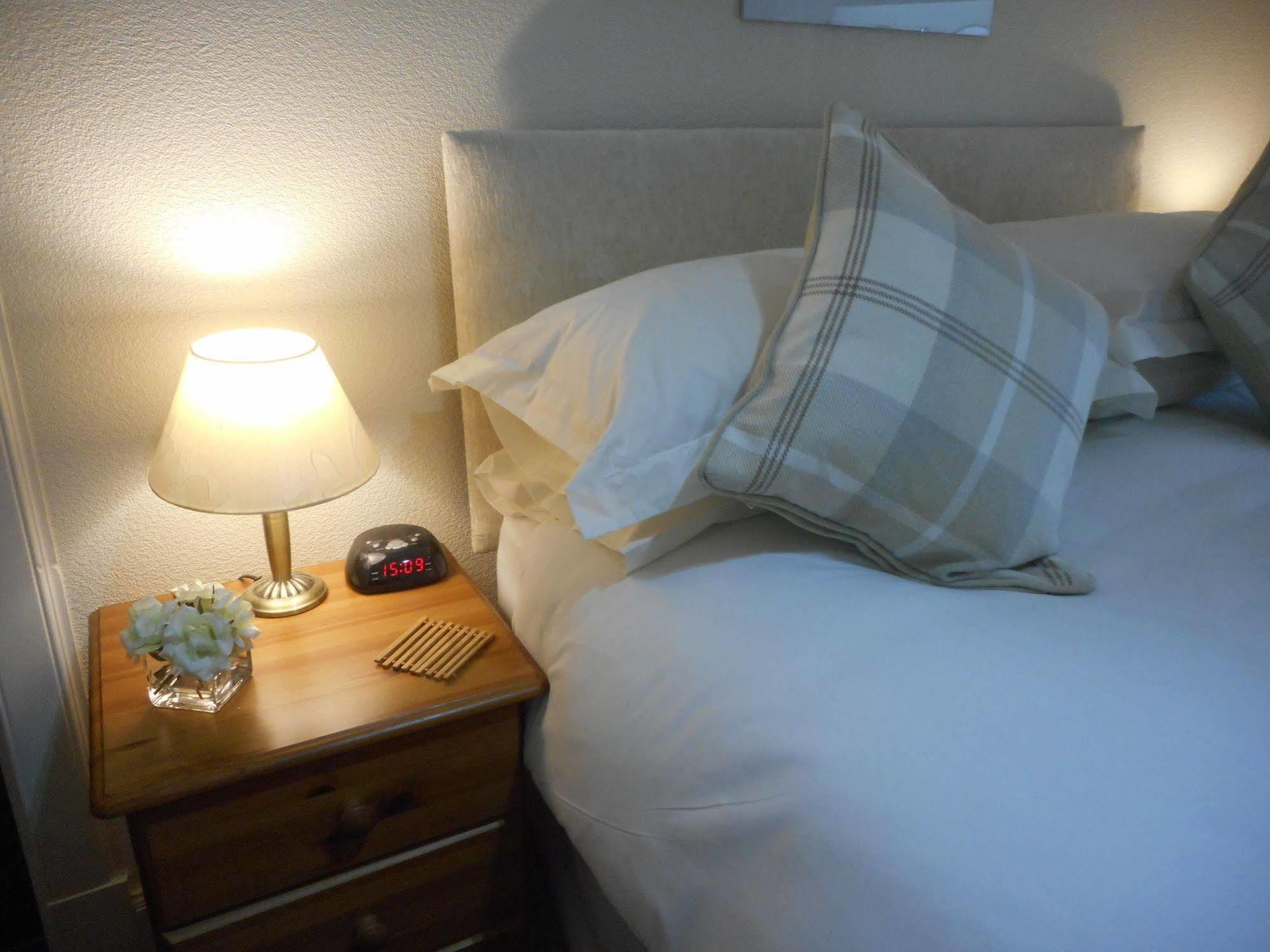 The Robertson Arms Hotel Carnwath Esterno foto