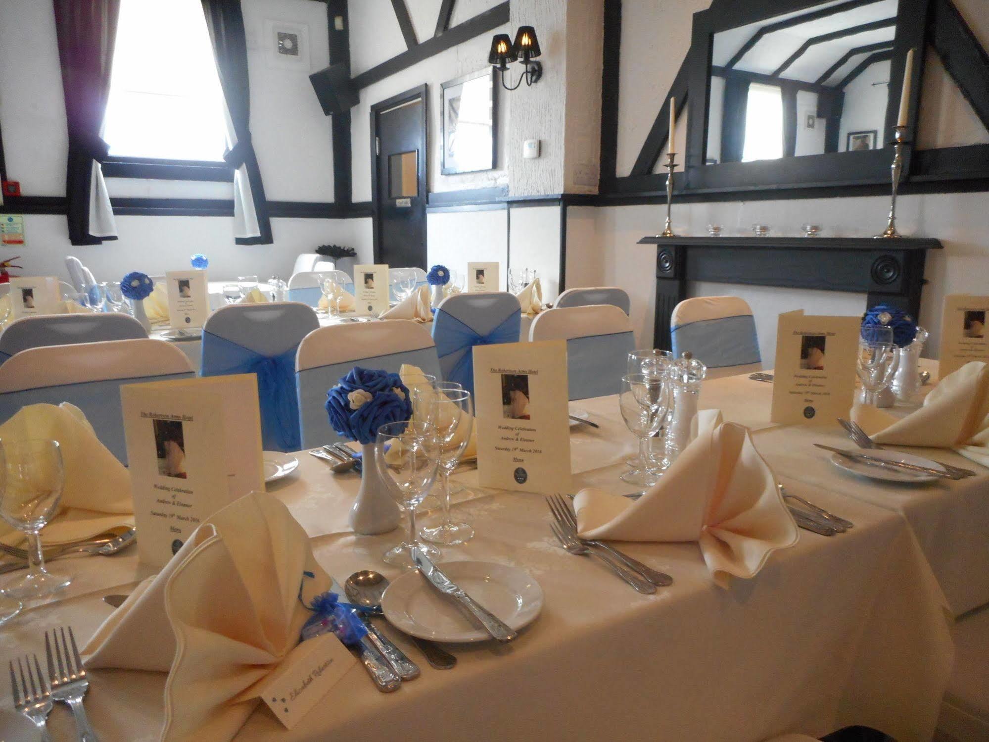 The Robertson Arms Hotel Carnwath Esterno foto