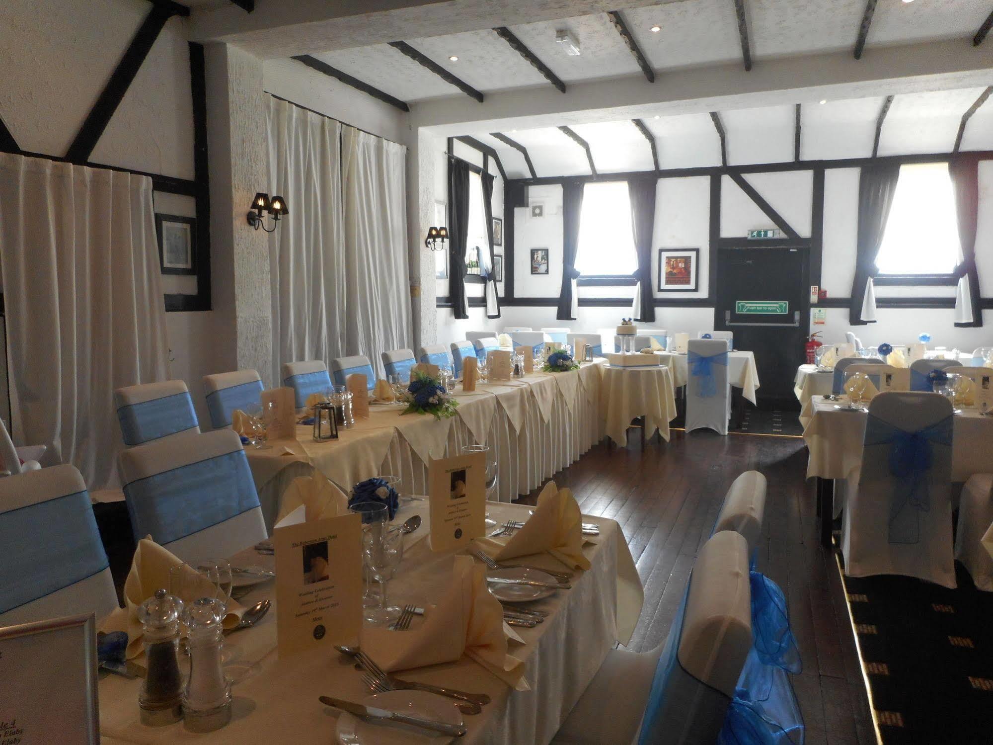 The Robertson Arms Hotel Carnwath Esterno foto