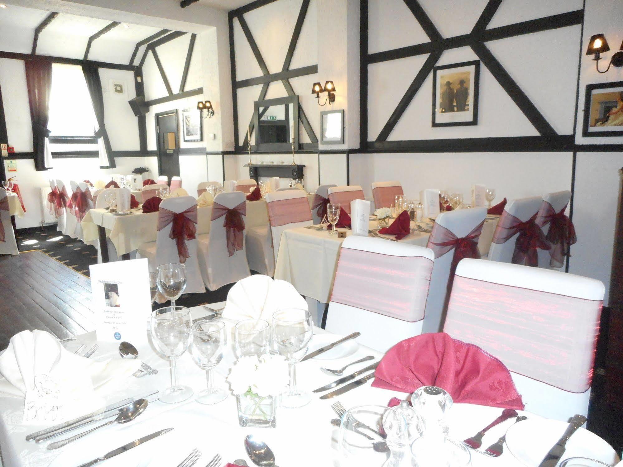 The Robertson Arms Hotel Carnwath Esterno foto