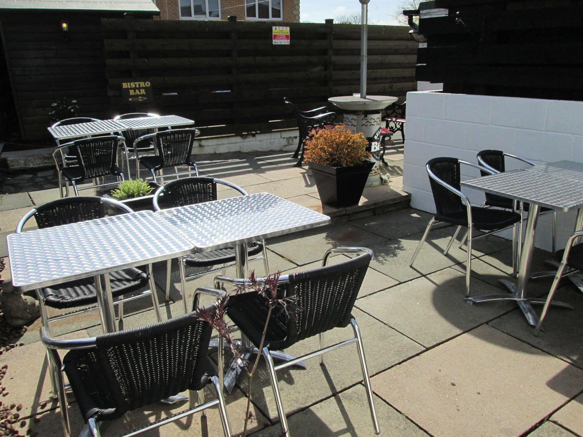 The Robertson Arms Hotel Carnwath Esterno foto