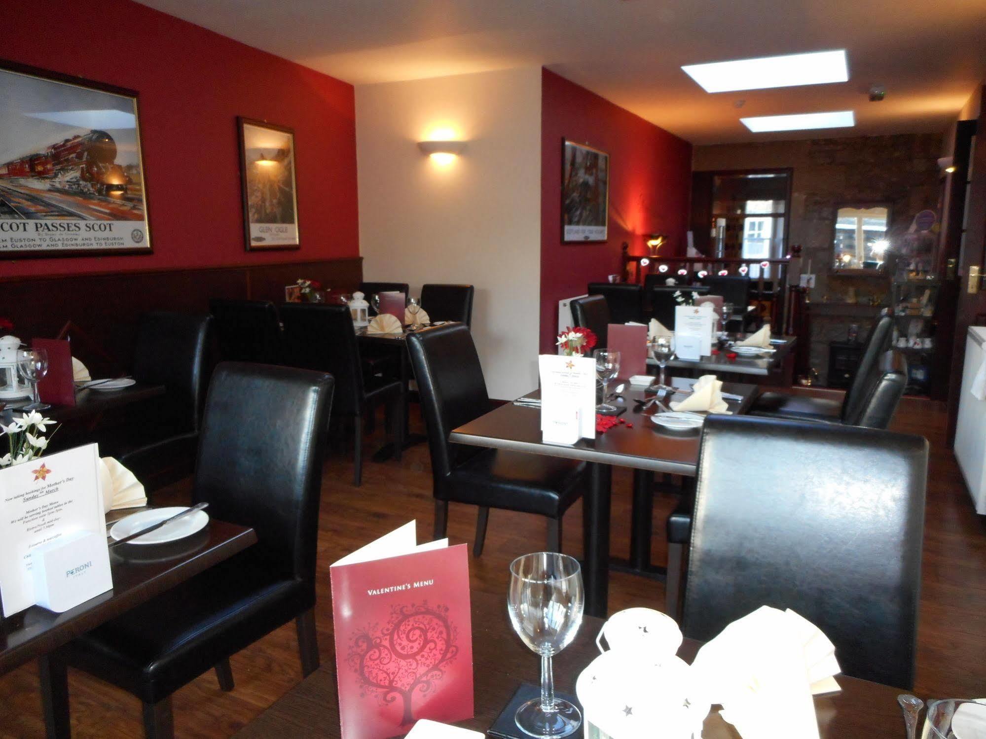 The Robertson Arms Hotel Carnwath Esterno foto