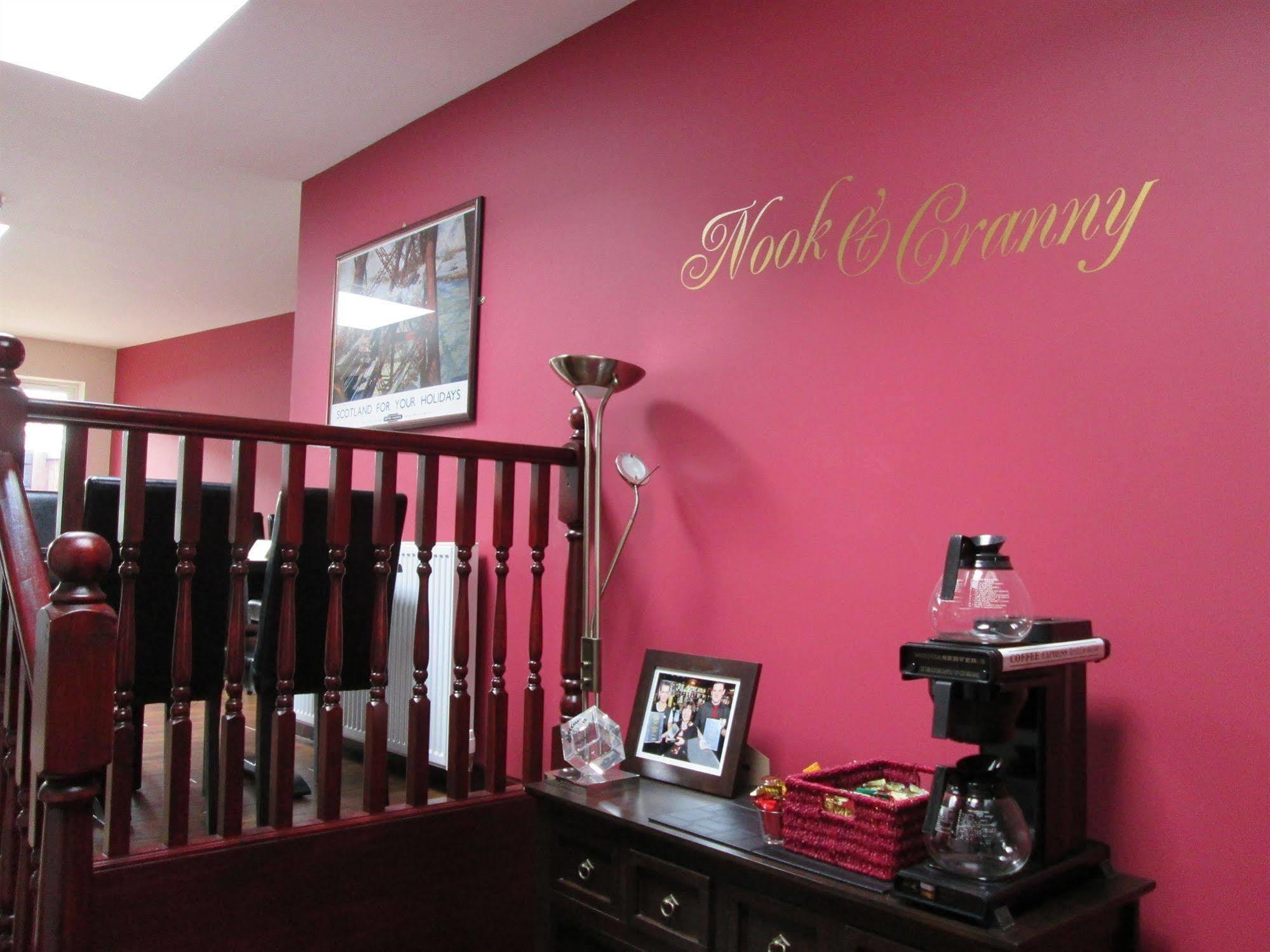 The Robertson Arms Hotel Carnwath Esterno foto