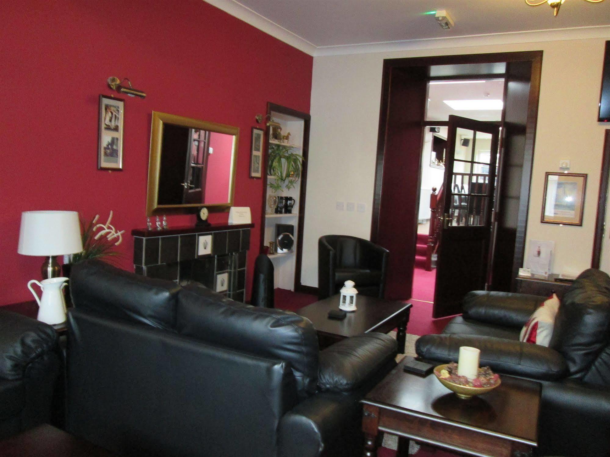 The Robertson Arms Hotel Carnwath Esterno foto