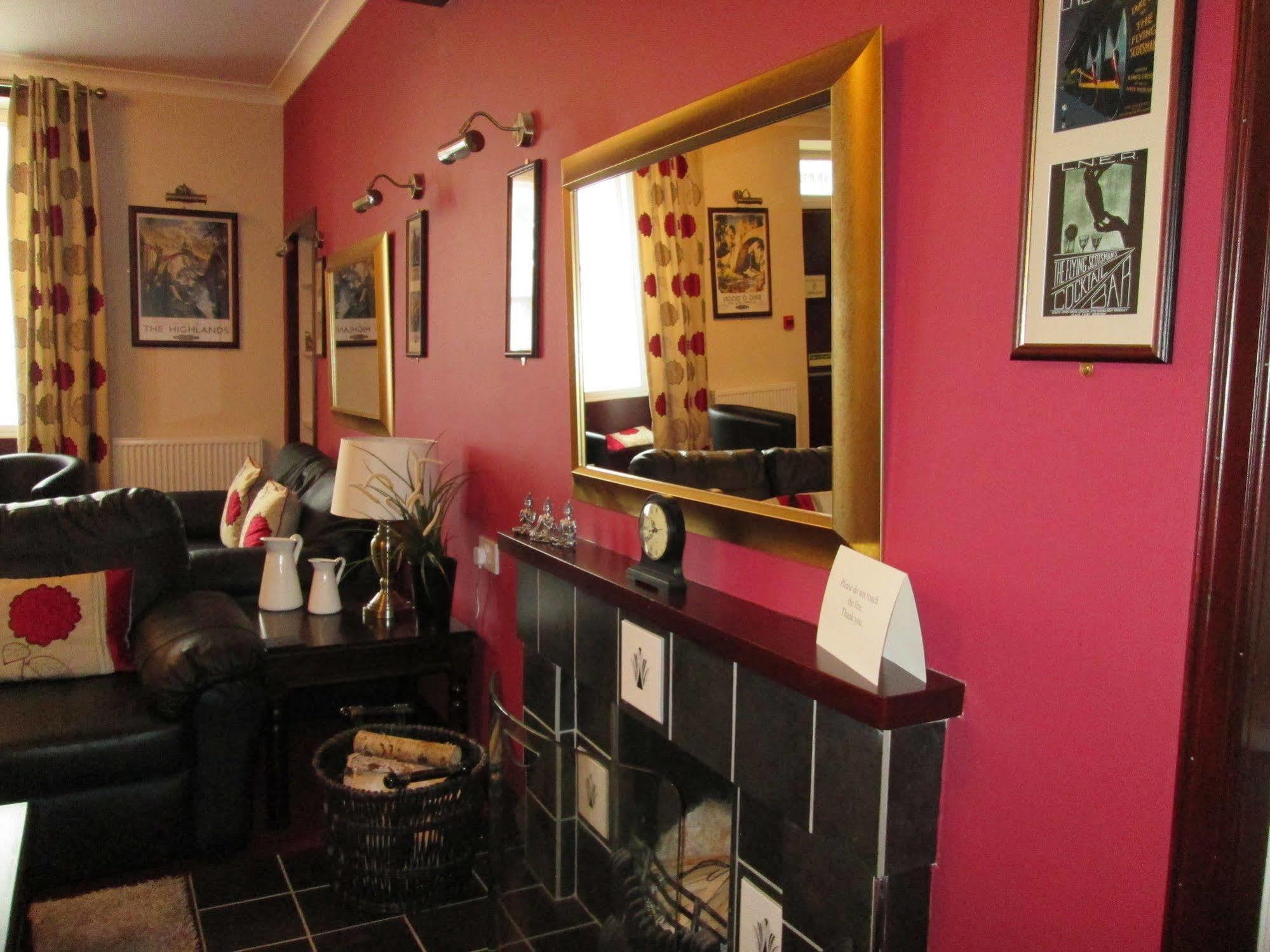 The Robertson Arms Hotel Carnwath Esterno foto