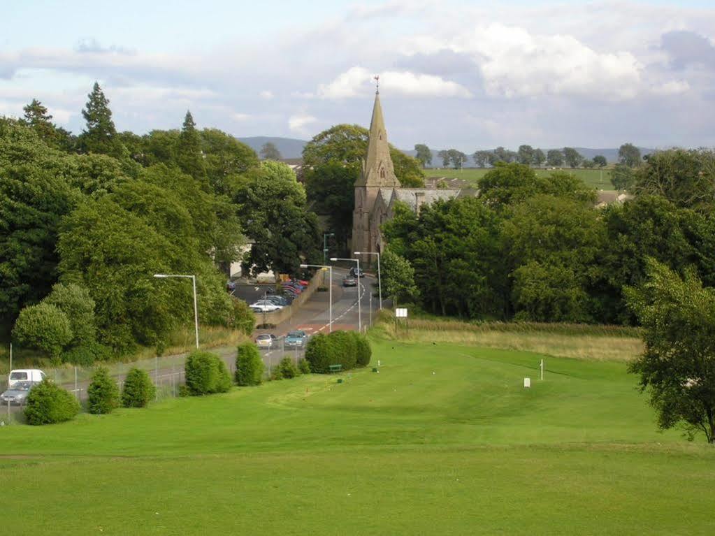The Robertson Arms Hotel Carnwath Esterno foto